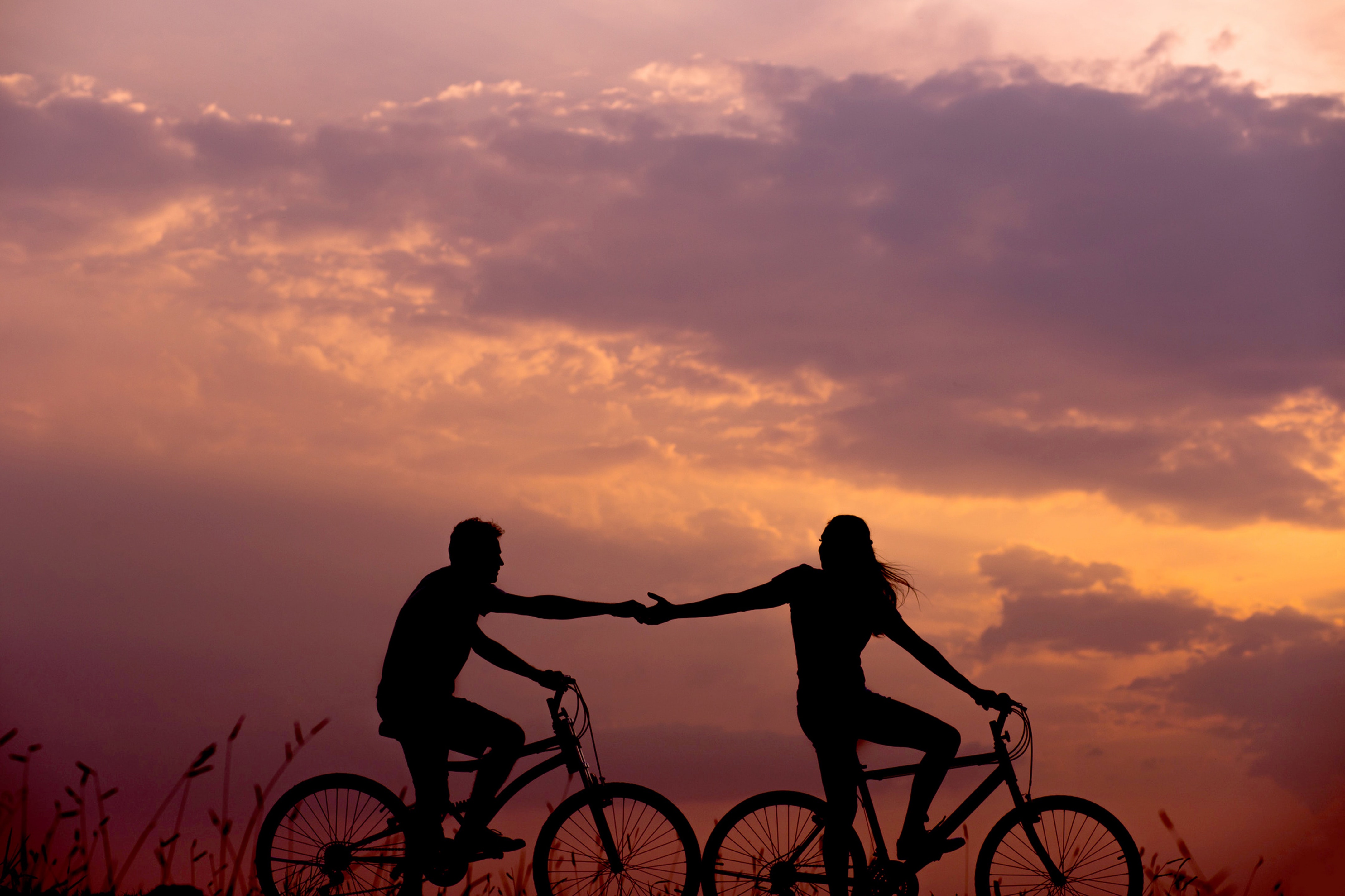 couple-bike-ride-at-sunset-image