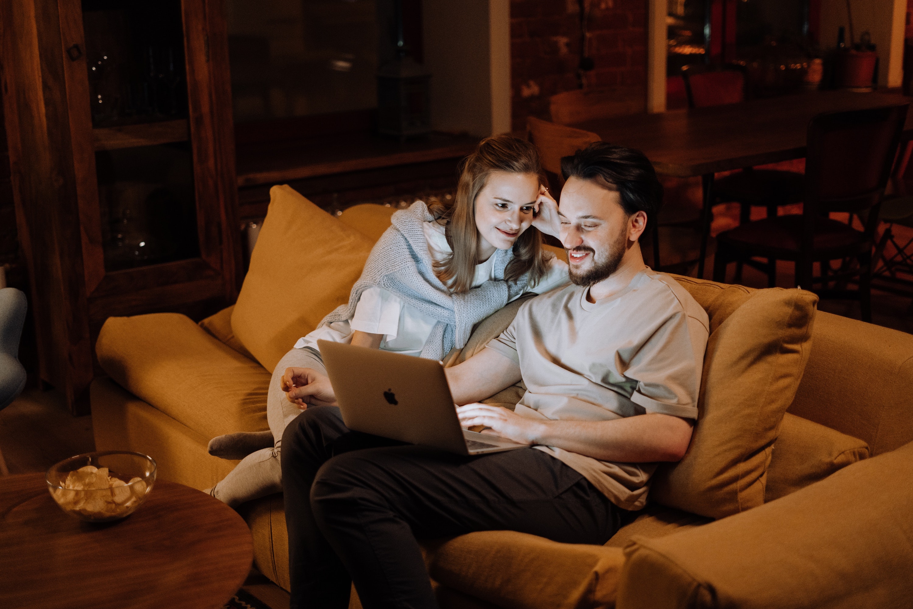 couple-sitting-on-couch-img