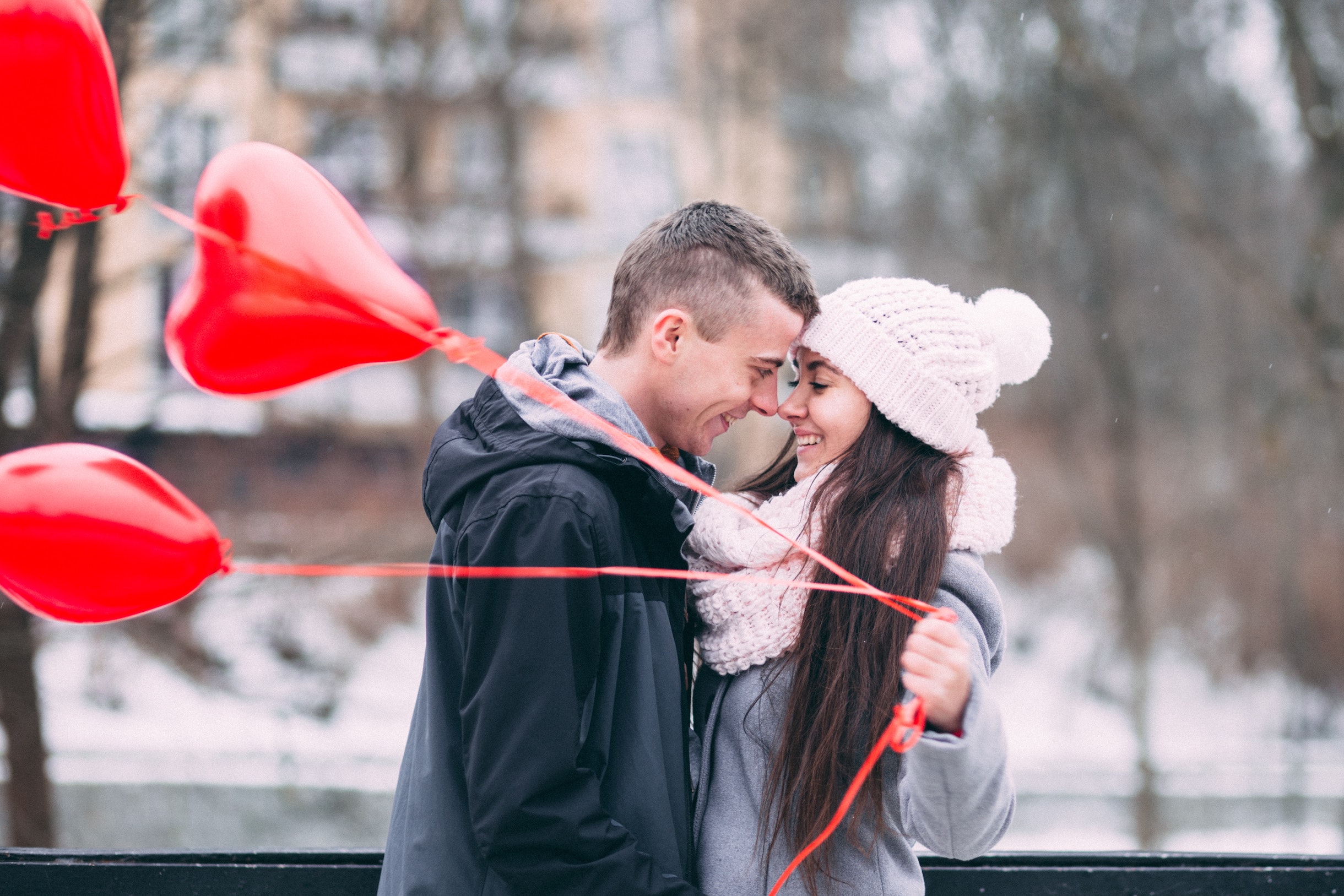 couple-with-red-balloons-img